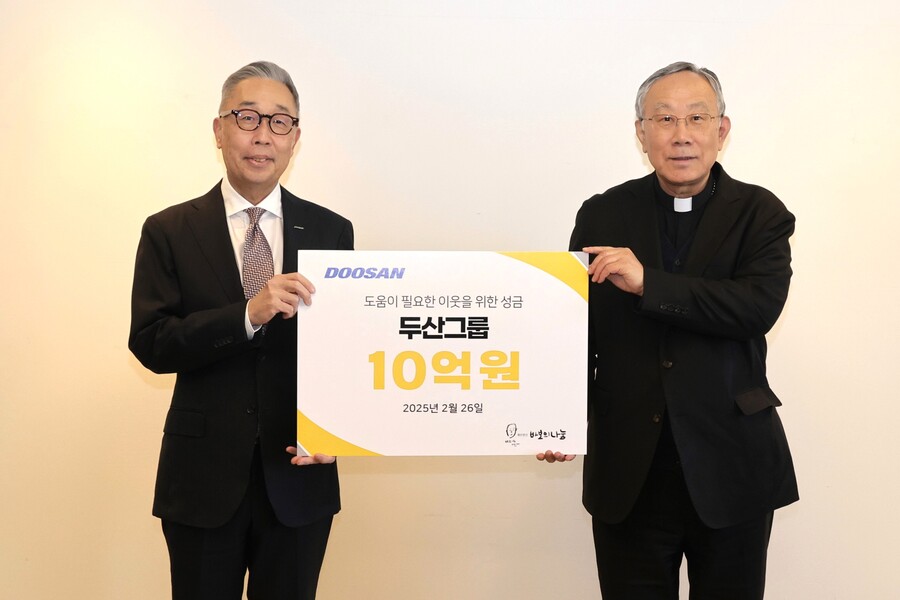 ▲ 박지원 두산그룹 부회장(사진 왼쪽)과 구요비 재단법인 바보의 나눔 이사장이 26일 서울 명동성당에서 열린 성금 전달식에서 기념촬영을 하고 있다.ⓒ두산