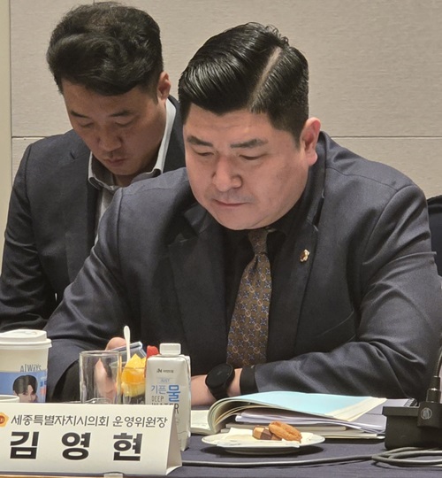 ▲ 지난 26일 전라북도 전주 라한호텔에서 열린 대한민국시도의회운영위원장협의회 정기회에서 김영현 세종시의회 의회운영위원장이 제출한 '일본 제국주의 상징물 등의 설치 및 사용 금지에 관한 법률 제정 촉구 건의안' 등 모두 13개 안건을 처리했다.ⓒ세종시의회