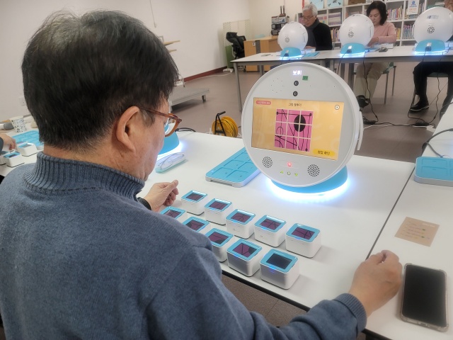 ▲ 시니어프렌즈 사업단 어르신들이 직무교육을 받고 있다. ⓒ성남시 제공