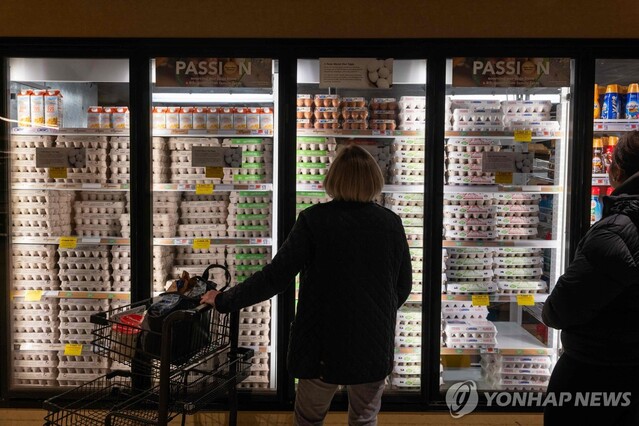 ▲ 25일(현지시각) 미국 뉴욕의 마트에서 한 소비자가 계란 가격을 살피고 있다. 출처=AFPⓒ연합뉴스