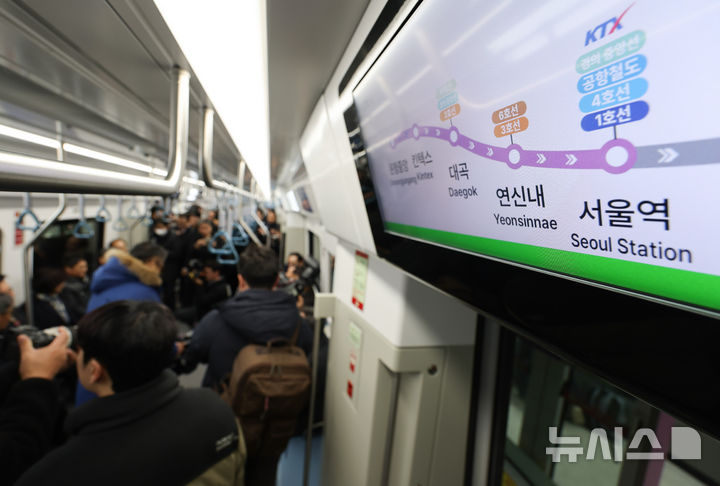 ▲ 작년 12월27일 오후 경기 파주시 운정중앙역에서 열린 GTX-A 운정중앙-서울역 구간 개통식에서 열차 시승 행사 참석자들이 열차에 탑승해 있다. ⓒ뉴시스