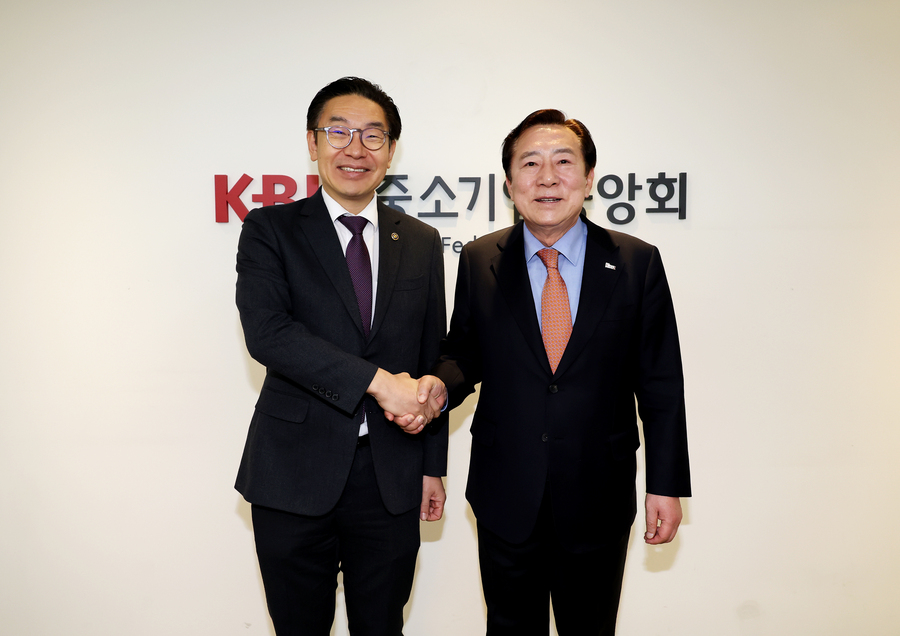 ▲ 오른쪽부터 김기문 중기중앙회장, 김완기 특허청장 ⓒ중기중앙회