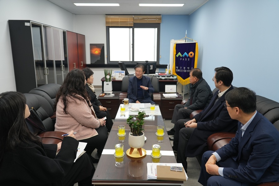 ▲ 대구광역시행복진흥사회서비스원(이사장 배기철·이하 대구행복진흥원)은 울산가족복지진흥사회서비스원(이하 울산복지진흥원) 관계자들이 경영 전략 및 조직 운영 노하우 등을 벤치마킹하기 위해 26일 방문했다고 밝혔다.ⓒ대구행복진흥원