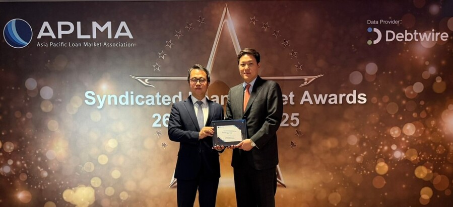 ▲ 주명 한국투자증권 홍콩법인장(왼쪽)과 김주영 글로벌FI 팀장이 26일 홍콩에서 열린 'APLMA Syndicated Loan Market Award’에서 기념사진을 촬영하고 있다. / 사진=한국투자증권