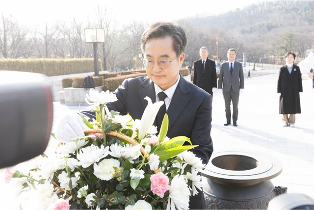 ▲ 김동연 경기도지사가 27일 대구광역시 2.28민주의거기념탑에서 헌화를 하고 있다. ⓒ경기도 제공