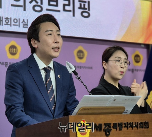 ▲ 임채성 세종시의회 의장이 27일 오후 의회 대회의실에서 의정 브리핑을 하고 있다.ⓒ이길표 기자