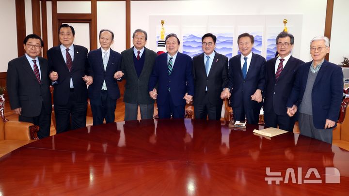 ▲ 우원식 국회의장이 26일 오후 서울 여의도 국회의장 집무실에서 정대철 대한민국 헌정회 회장을 비롯한 나라를걱정하는 원로모임 참석자들과 기념촬영을 하고 있다. ⓒ뉴시스