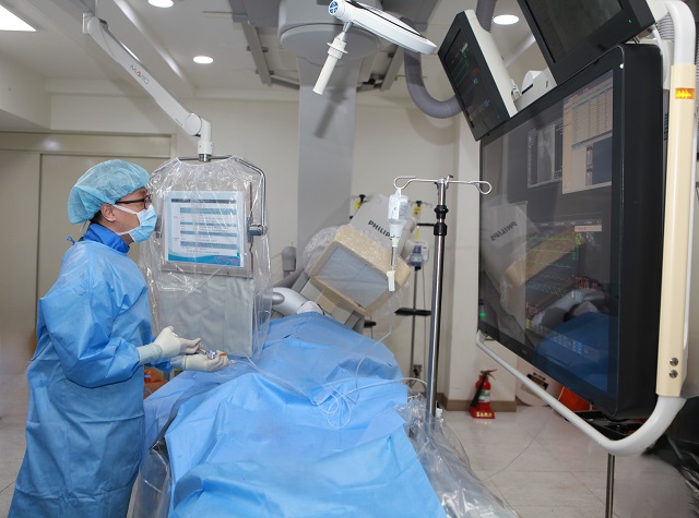 ▲ 포항세명기독병원 심장센터 김태진 과장이 심혈관조영술을 하는 모습.ⓒ세명기독병원