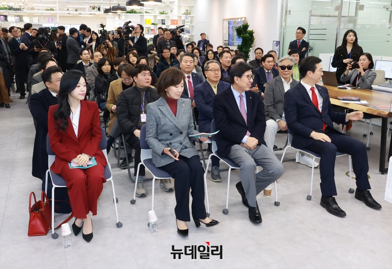 ▲ 27일 서울 여의도 국회도서관에서 열린 '미래자유연대 창립 세미나'에 나경원 의원 등이 참석했다. ⓒ이종현 기자