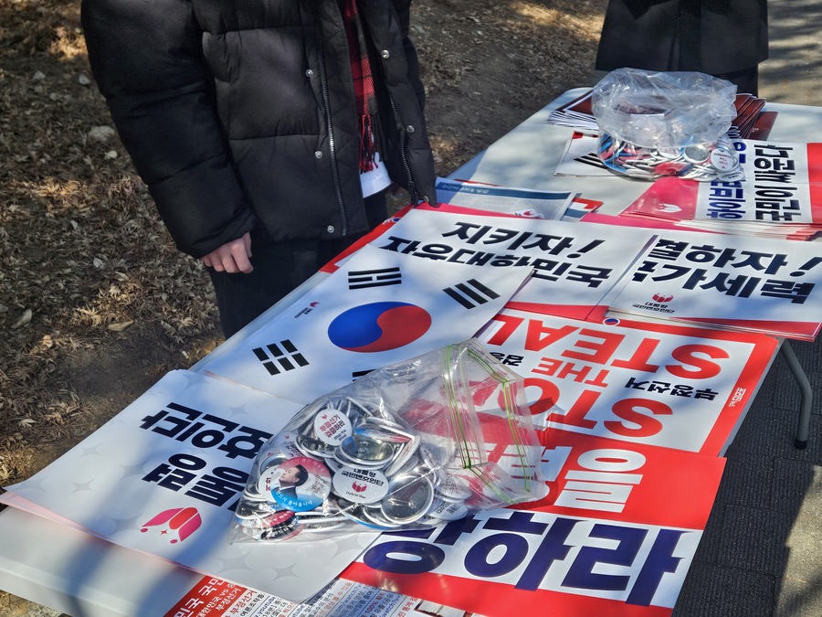 ▲ 27일 서강대 시국선언 집회에는 국민변호인단도 참석해 참가자들에게 피켓을 나눠주며 뜻을 함께했다. ⓒ박서아 기자