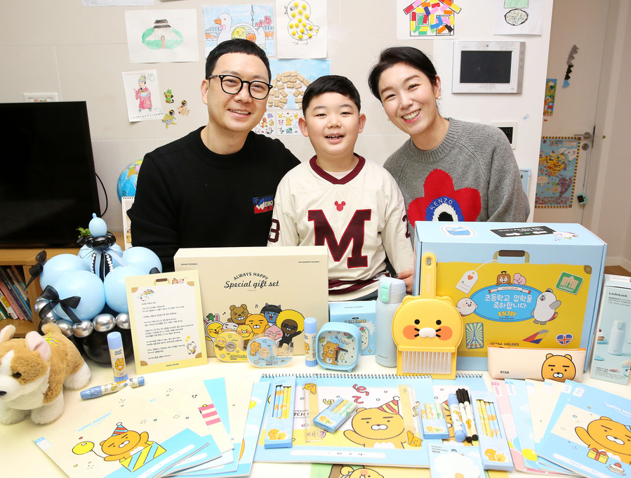 ▲ 아시아나항공이 초등학교 입학을 앞둔 직원 자녀들에게 축하선물을 전달했다. ⓒ 아시아나항공