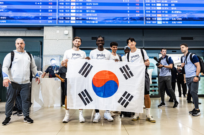 ▲ 토트넘의 손흥민과 선수들이 쿠팡플레이 시리즈 참가를 위해 2024년 7월 28일 오후 인천국제공항을 통해 입국, 태극기를 들고 기념 촬영하고 있다.ⓒ쿠팡플레이 제공.