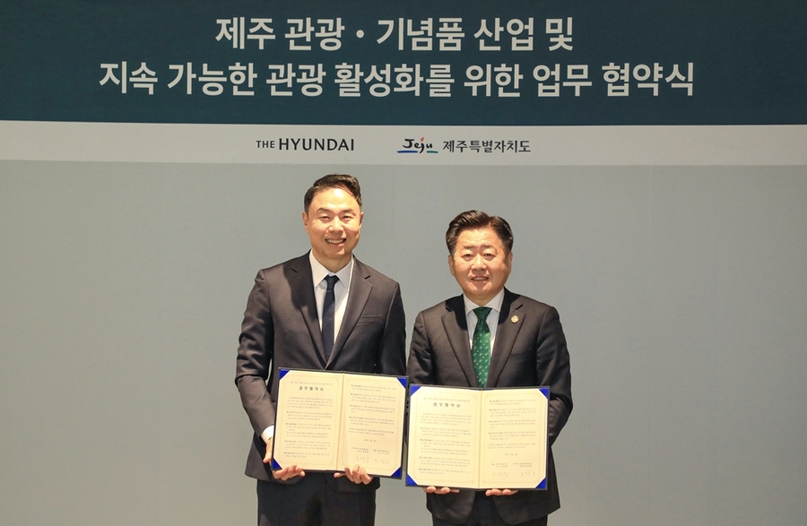 ▲ 28일 오전 서울 영등포구 더현대 서울에서 정지영 현대백화점 사장(왼쪽)이 오영훈 제조도지사와 ‘제주 관광‧기념품 산업 및 지속 가능한 관광 활성화’를 위한 업무협약 체결 후 기념사진을 찍고 있다.ⓒ현대백화점