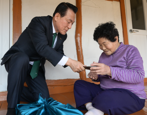 ▲ 백성현 논산시장이 지난 27일 제106주년 3·1절을 앞두고 독립유공자 故 홍순성 선생의 자녀 홍풍렬(87) 님을 찾아 감사의 인사를 전하고 있다.ⓒ논산시