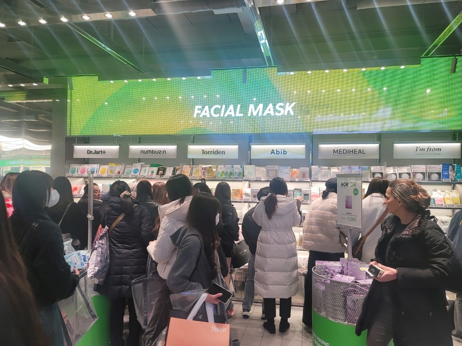 ▲ 지난 26일 오후 6시경 방문한 서울 올리브영 명동타운점은 쇼핑에 열중한 외국인 관광객들로 붐볐다.ⓒ이미현 기자