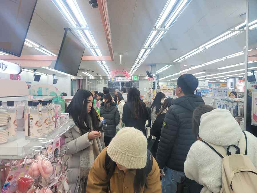 ▲ 같은 날 방문한 다이소 매장은 외국인 쇼핑객들로 붐벼 발 디딜 틈이 없었다. 사진은 계산을 위해 길게 늘어선 대기 줄.ⓒ이미현 기자