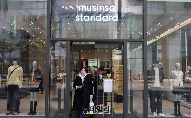 ▲ K-패션 무신사 스탠다드에서 쇼핑을 마친 외국인들이 매장을 나서고 있다.ⓒ서성진 기자