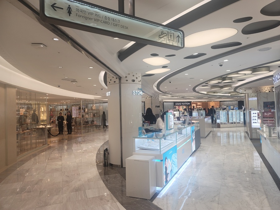 ▲ 서울 소공동 롯데면세점은 올리브영·다이소·무신사에 비해 한산한 분위기다.ⓒ이미현 기자