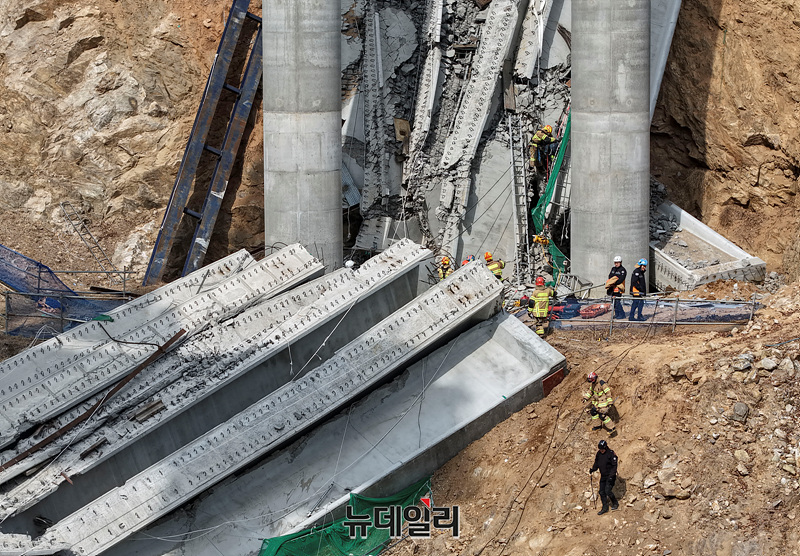 ▲ 지난 25일 오전 9시 49분께 경기 안성시 서운면 서울세종고속도로 천안~안성 구간 9공구 청룡천교 건설 현장에서 상판 구조물 붕괴 사고가 발생했다. ⓒ서성진 기자