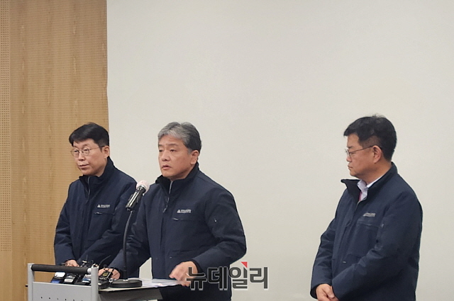 ▲ 주우정 현대엔지니어링 대표(가운데)가 취재진 질의응답에 답변하고 있다. 사진=박정환 기자