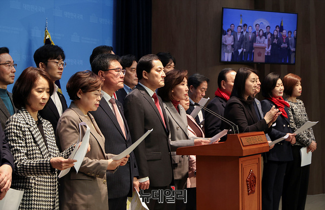 ▲ 나경원 의원을 비롯한 국민의힘 의원들이 28일 오전 서울 여의도 국회 소통관에서 '헌법재판소 공개탄원서 헌정질서·법치주의 수호 및 사회안정·국민통합을 위한 헌법·법률·양심에 따른 공정한 평의 촉구 탄원 기자회견'을 하고 있다. ⓒ이종현 기자