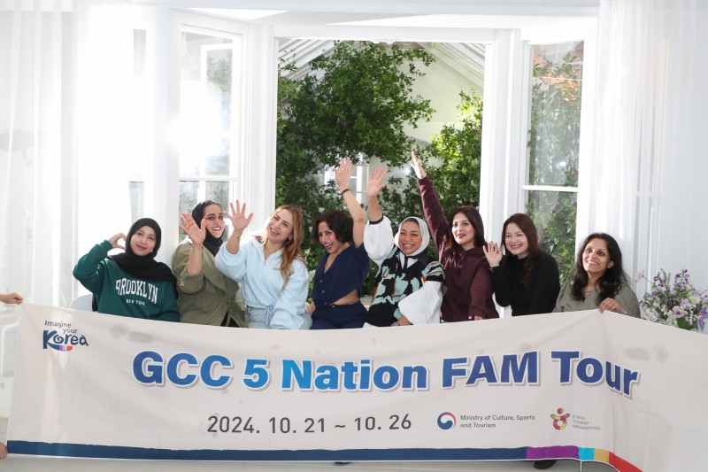 ▲ 알람아라비코리아 회원사 스튜디오(식스플로어)에서 사진 촬영하는 현지 여행업계 대표들.ⓒ문화체육관광부