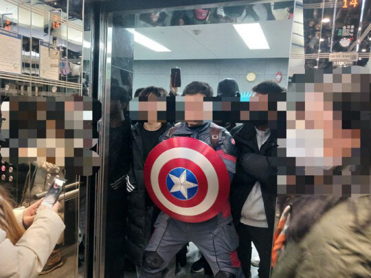 ▲ 마블 캐릭터 '캡틴 아메리카' 복장을 한 윤석열 대통령 지지자가 지난 10일 서울 중구 국가인권위원회 건물 14층 엘리베이터 앞을 막고 서 있다. ⓒ뉴시스