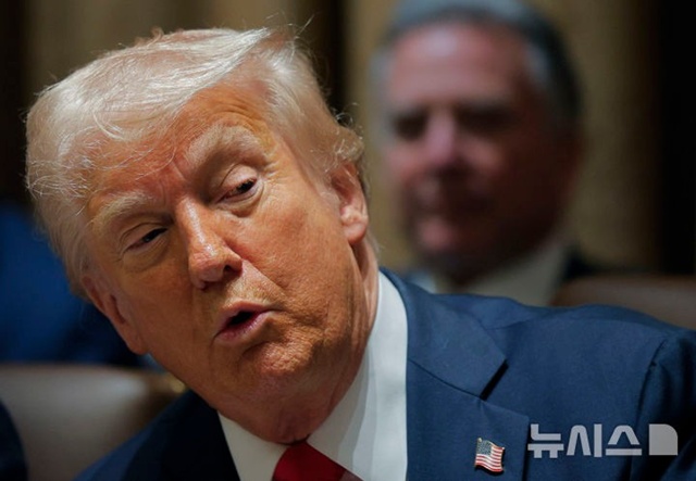 ▲ 도널드 트럼프 미국 대통령이 백악관에서 열린 트럼프 행정부 첫 국무회의에서 발언하는 모습. 250226 AP/뉴시스. ⓒ뉴시스