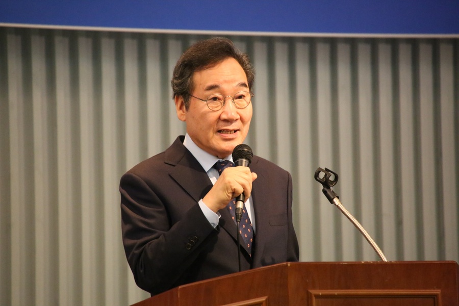 ▲ 이낙연 전 국무총리가 28일 전남 목포에서 열린 시국강연회에서 '김대중과 함께 여는 제7공화국'을 주제로 강연하고 있다. ⓒ새미래민주당