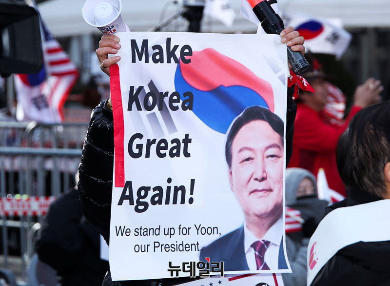 ▲ '대통령 국민변호인단'이 28일 오후 6시 30분부터 서울 광화문 동화면세점 앞에서 '2.28 청년 만민공동회 집회' 개최를 진행하고 있다. ⓒ서성진 기자