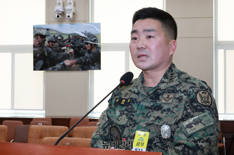 ▲ 김현태 707특수임무단장이 17일 국회 국방위원회 전체회의에서 국민의힘 소속 위원들의 질의에 답하고 있다. ⓒ이종현 기자