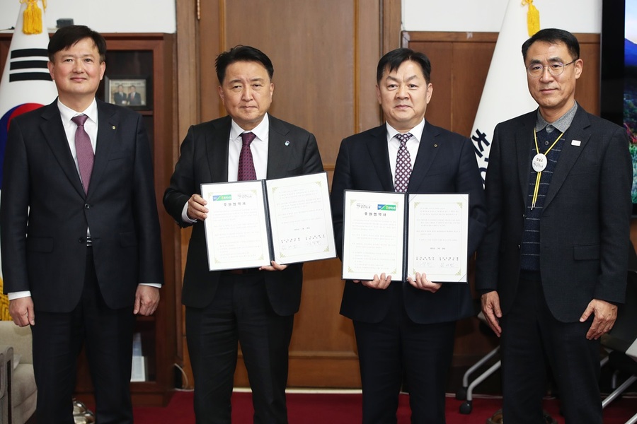 ▲ NH농협 충북본부(본부장 임세빈)이 28일 도청을 방문해 영동세계국악엑스포의 성공개최를 위해 2억 원의 후원금을 기탁했다.ⓒ충북도