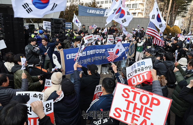 ▲ 한국외국어대 학생들이 28일 오전 서울 동대문구 한국외대 정문 앞에서 '탄핵 반대 시국선언'을 하고 있다. ⓒ정상윤 기자