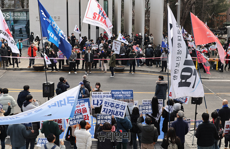 ▲ 서울시립대 학생들이 28일 오전 서울 동대문구 한국외대 정문 앞에서 '탄핵 반대 시국선언'을 하고 있는 가운데, '한국대학생진보연합'(대진연)이 맞불 집회를 열고 있다. ⓒ정상윤 기자
