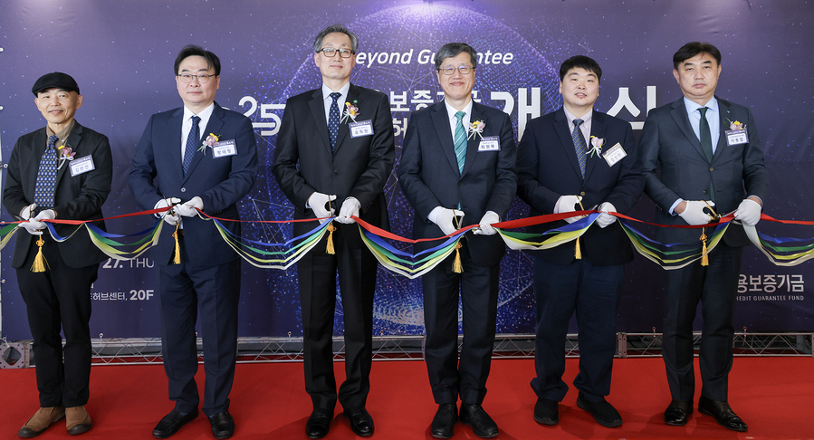 ▲ 지난 27일 대전 유성구 엑스포타워에서 진행된 '대전금융허브센터' 개소식에서 참석자들이 기념 촬영을 하고 있다. ⓒ신용보증기금