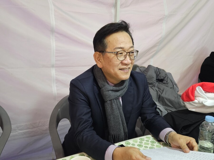 ▲ 석동현 국민변호인단장이 28일 오후 서울 광화문 광장에서 열린 '3·1절 전야집회 청년 만민공동회' 준비 현장에서 본지와 인터뷰하며 집회의 취지를 설명하고 있다. ⓒ박서아 기자