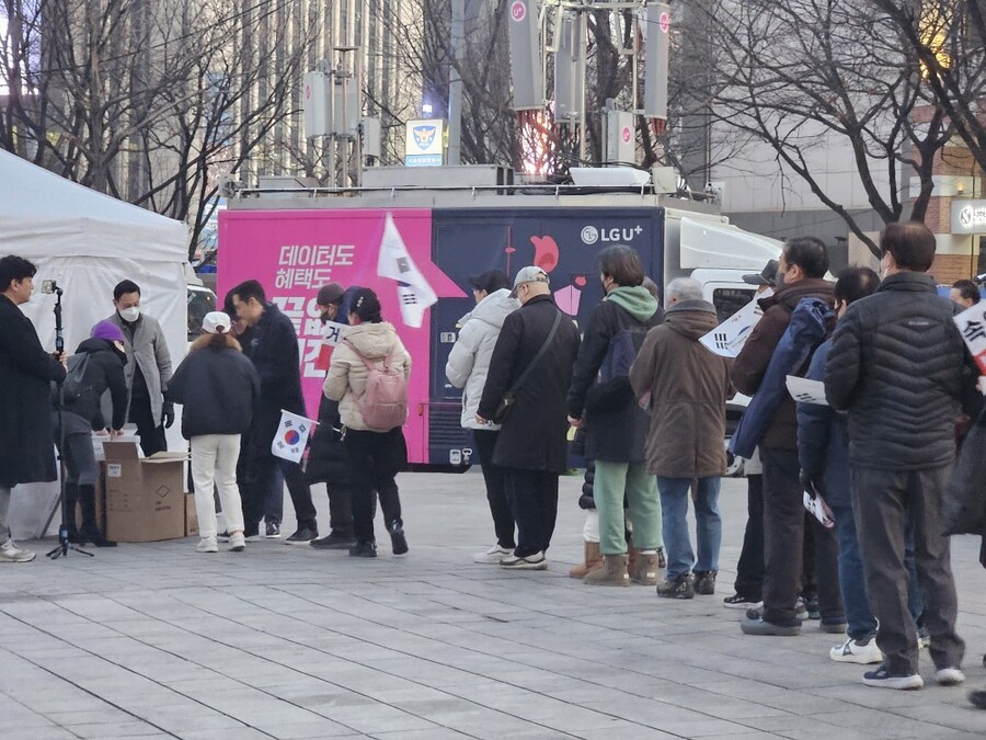 ▲ '멸공봉'이라 불리는 경광봉을 받기 위한 줄이 길게 늘어서 있다. ⓒ박서아 기자
