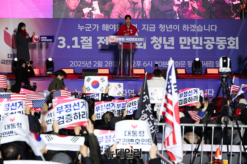 ▲ 국민변호인단 청년 집회에서 자영업자 이태강씨(34)가 첫 번째 연사로 나서 발언하고 있다. ⓒ서성진 기자