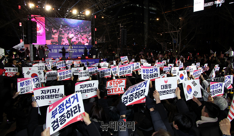 ▲ '2.28 청년 만민공동회 집회'에는 이른 저녁부터 젊은 청년들이 집결해 윤 대통령의 탄핵 반대와 구속 취소를 외쳤다. ⓒ서성진 기자