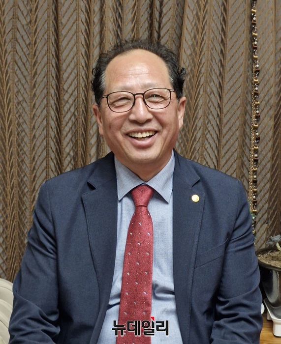 ▲ 한국외식업중앙회 충북지회 음성군지부 19대 지부장으로 취임한 김기용 지부장은 “회원들의 협력과 소통 강화로 외식업계의 경쟁력을 높여가겠다”고 밝혔다.ⓒ양승갑 기자