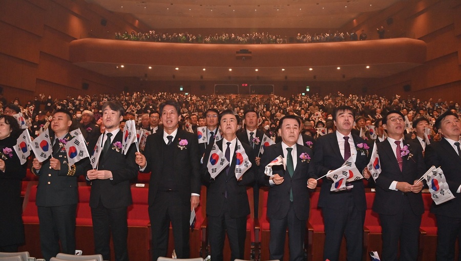 ▲ 김태흠 충남도지사와 김지철 충남도교육감 등이 1일 충남문예회관에서 열린 제106주년 3‧1절 기념식에서 만세삼창을 하고 있다. ⓒ충남도
