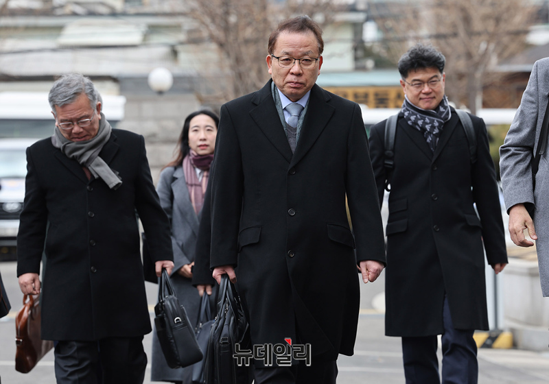 ▲ 국회 측 탄핵소추 대리인단 공동대표인 김이수 변호사가 25일 오후 서울 종로구 헌법재판소에서 열린 대통령 탄핵심판 최종 변론에 참석하고 있다.ⓒ정상윤 기자