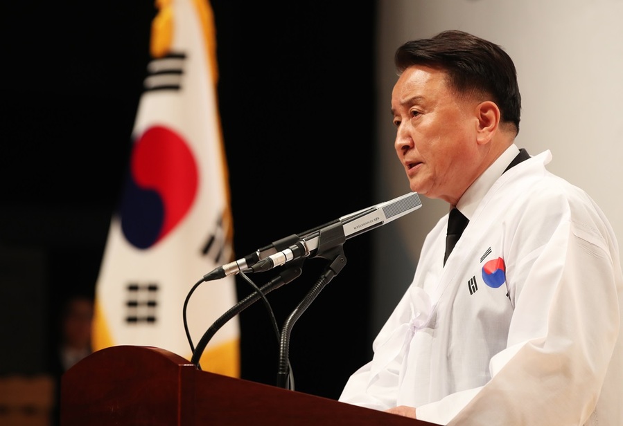 ▲ 김영환 충북도지사가 1일 오전 청주예술의 전당에서 열린 제106주년 3‧1절 기념식에서 기념사를 하고 있다.ⓒ충북도