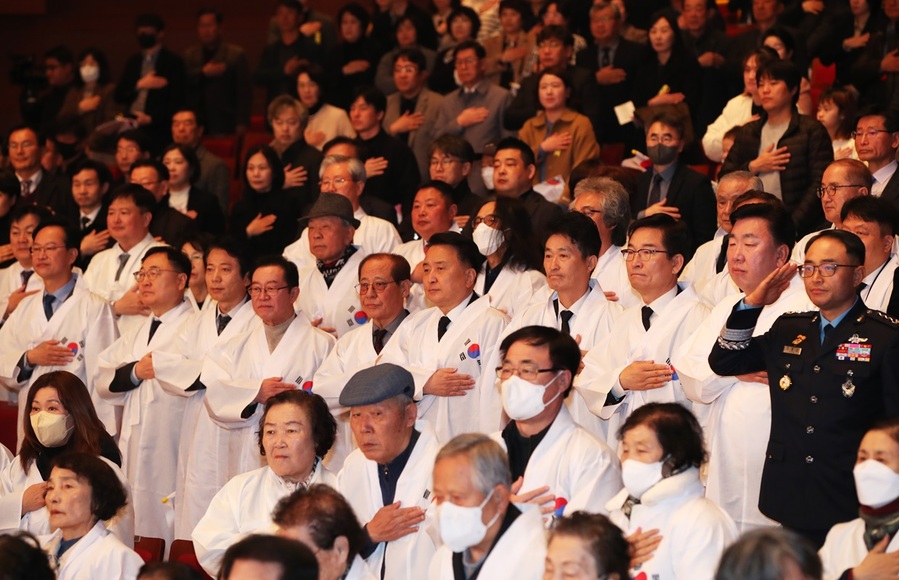 ▲ 1일 청주예술의 전당에서 열린 제106주년 3‧1절 기념식에는 김영환 충북도지사와 이양섭 충북도의장, 윤건영 충북도교육감, 이범석 청주시장, 송재봉‧이광희 국회의원, 김헌기 청주시의장, 독립유공자 후손과 보훈유공자, 시민 등이 대거 참석했다.ⓒ충북도