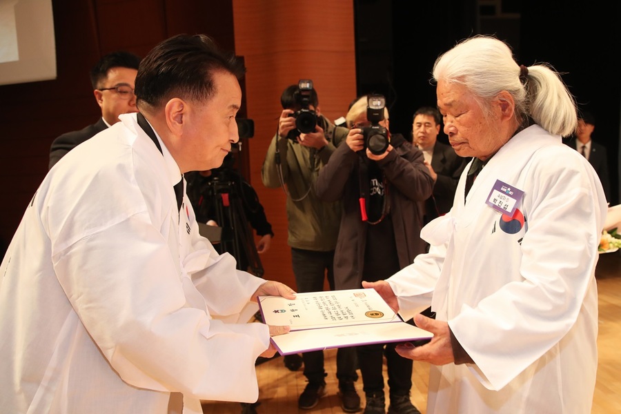 ▲ 김태흠 충북도지사가 1일 오전 청주예술의 전당에서 열린 제106주년 3‧1절 기념식에서 유공자에게 표창을 전수하고 있다.ⓒ충북도