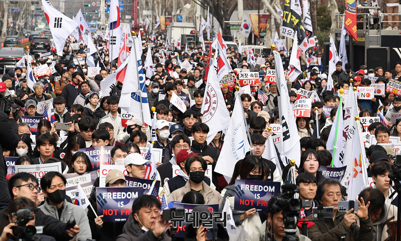 ▲ 자유민주주의를 수호하는 전국 40여 개 대학 학생들 연대인 '자유대학'이 1일 오후 서울 종로구 마로니에 공원에서 '전국 대학생 연합 시국선언'을 개최했다. ⓒ정상윤 기자