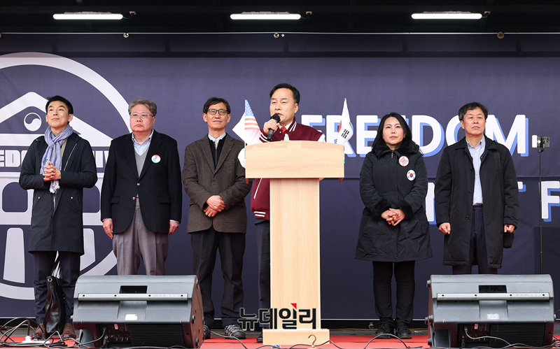 ▲ 남광규 고려대 아시아문제연구원 교수가 1일 오후 자유민주주의를 수호하는 전국 40여 개 대학 학생들 연대인 '자유대학'이 서울 종로구 마로니에 공원에서 개최한 '전국 대학생 연합 시국선언'에서 '3·1절 전국 대학생 탄핵반대 시국선언대회 지지 교수 성명'을 발표하고 있다. ⓒ정상윤 기자