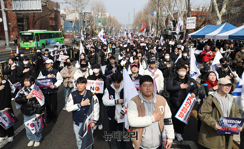 ▲ 자유민주주의를 수호하는 전국 40여 개 대학 학생들 연대인 '자유대학'이 1일 오후 서울 종로구 마로니에 공원에서 '전국 대학생 연합 시국선언'을 개최했다. ⓒ정상윤 기자