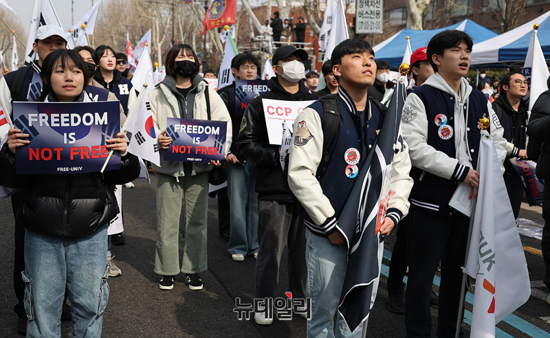 ▲ 자유민주주의를 수호하는 전국 40여 개 대학 학생들의 연대인 '자유대학'이 1일 오후 서울 종로구 마로니에 공원에서 '전국 대학생 연합 시국선언'을 개최했다. ⓒ정상윤 기자