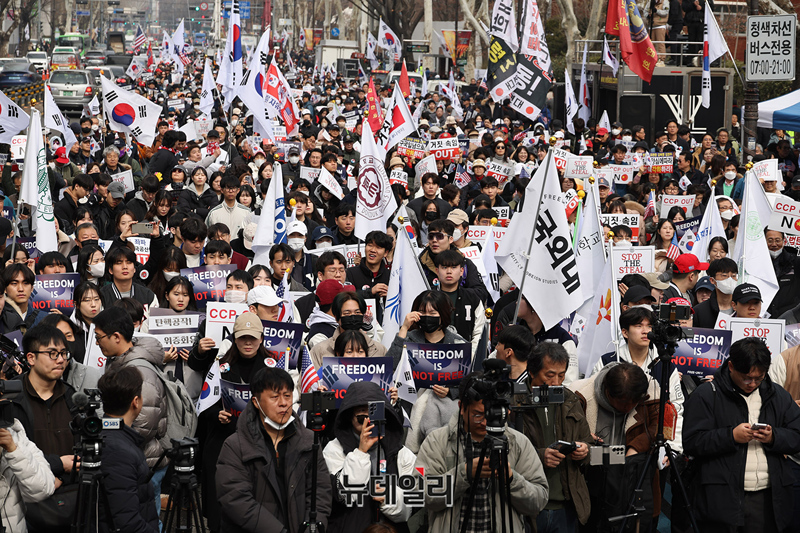 ▲ 자유민주주의를 수호하는 전국 40여 개 대학 학생들의 연대인 '자유대학'이 1일 오후 서울 종로구 마로니에 공원에서 '전국 대학생 연합 시국선언'을 개최했다. ⓒ정상윤 기자